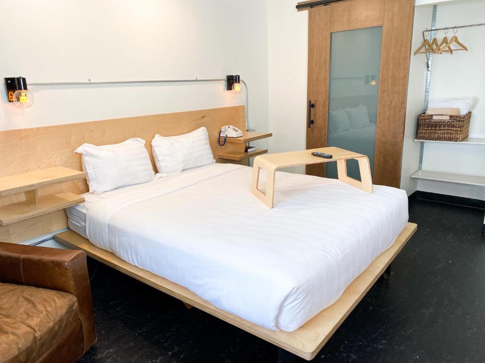 Standard Room with Queen Bed - Non-Pet Friendly interior